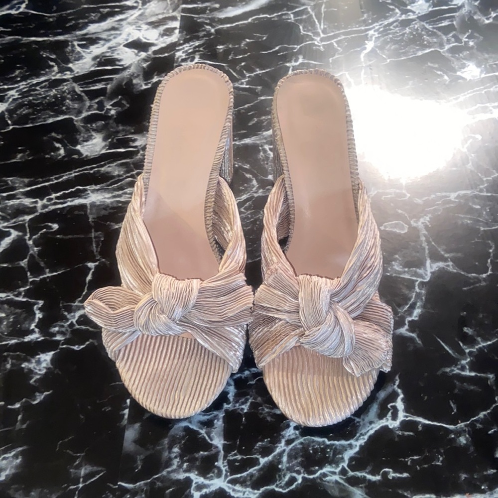 Bow heels